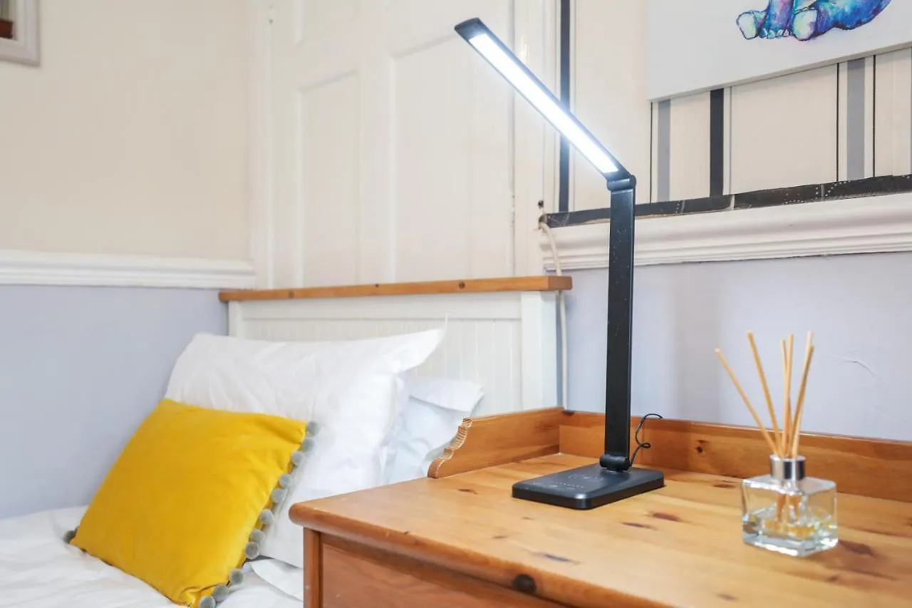 Beautiful 4 Bedroom Cottage - Free Parking Edinburgh 0*,  Velká Británie