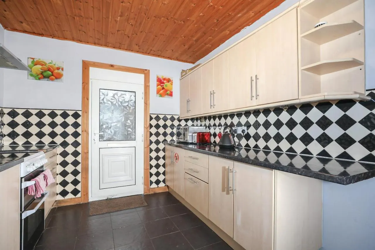 Beautiful 4 Bedroom Cottage - Free Parking Edinburgh 0*,  Velká Británie