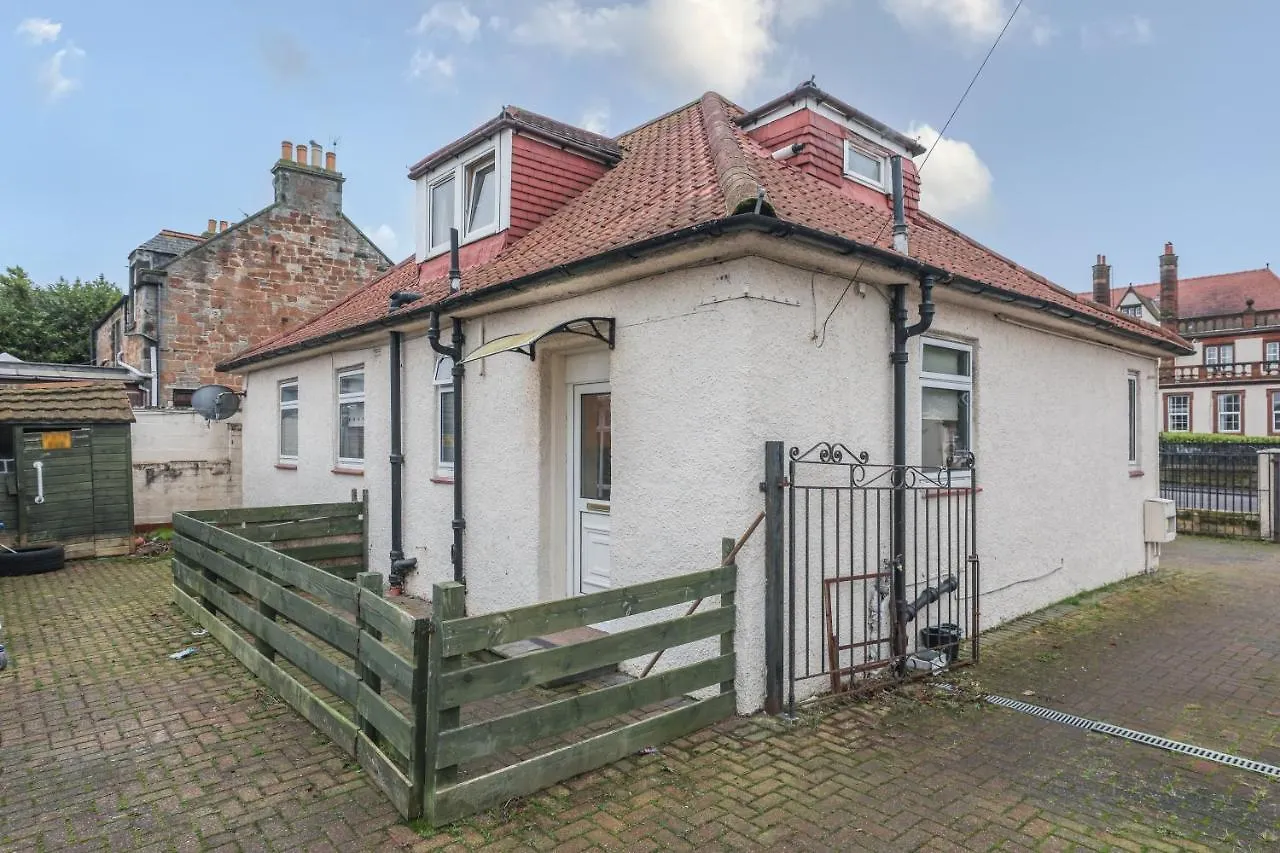 Beautiful 4 Bedroom Cottage - Free Parking Edinburgh 0*,  Velká Británie