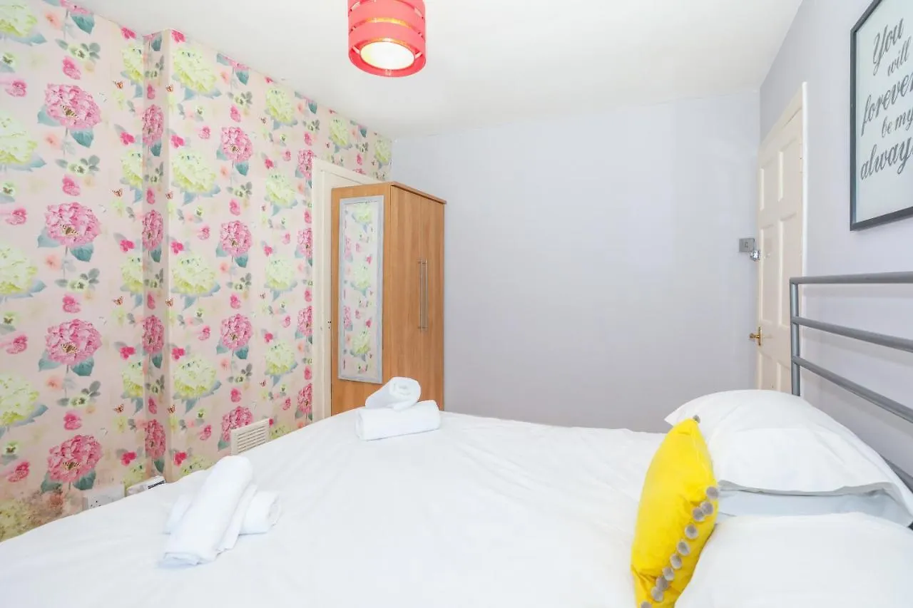 Beautiful 4 Bedroom Cottage - Free Parking Edinburgh 0*,