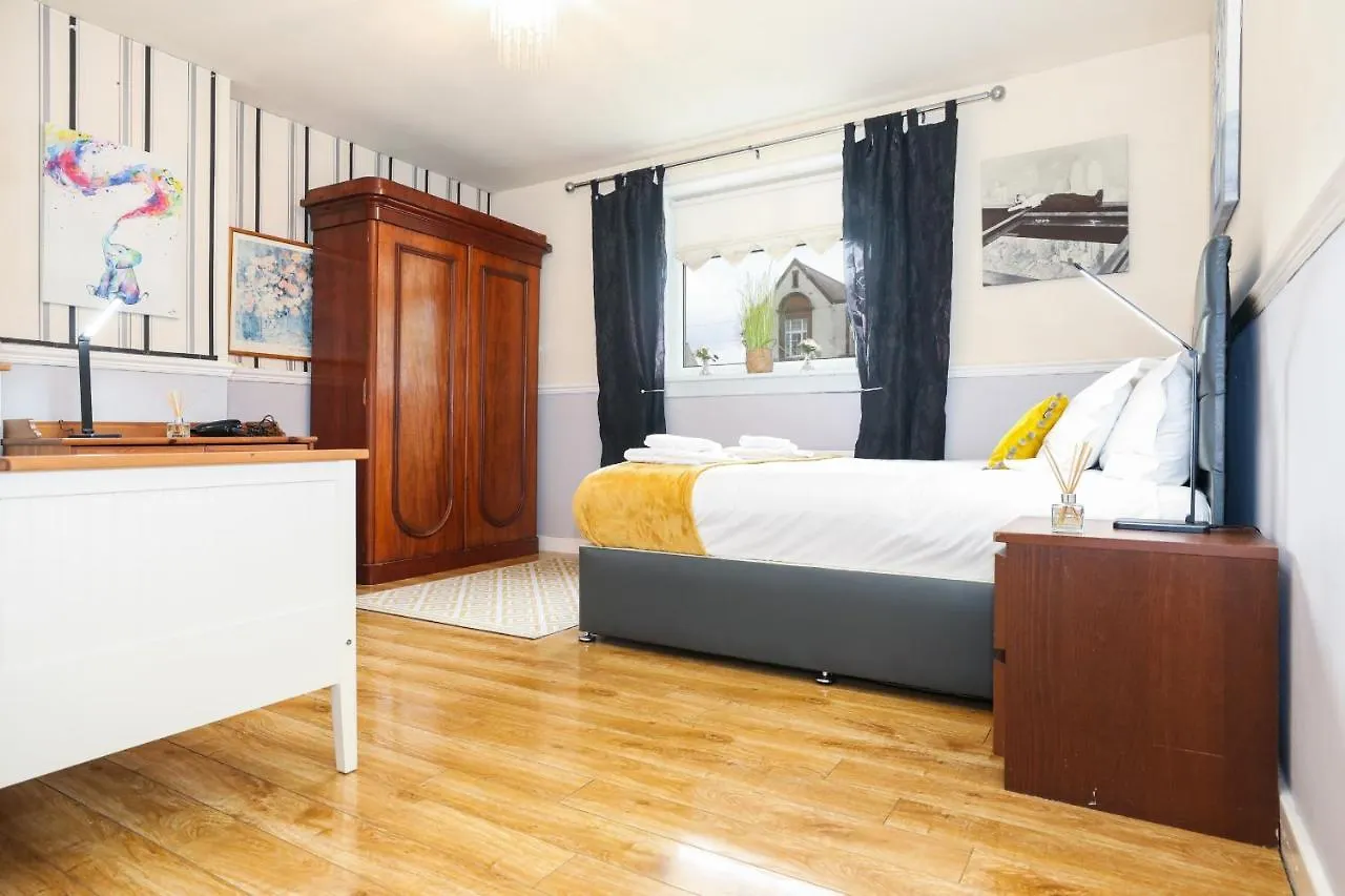 Beautiful 4 Bedroom Cottage - Free Parking Edinburgh