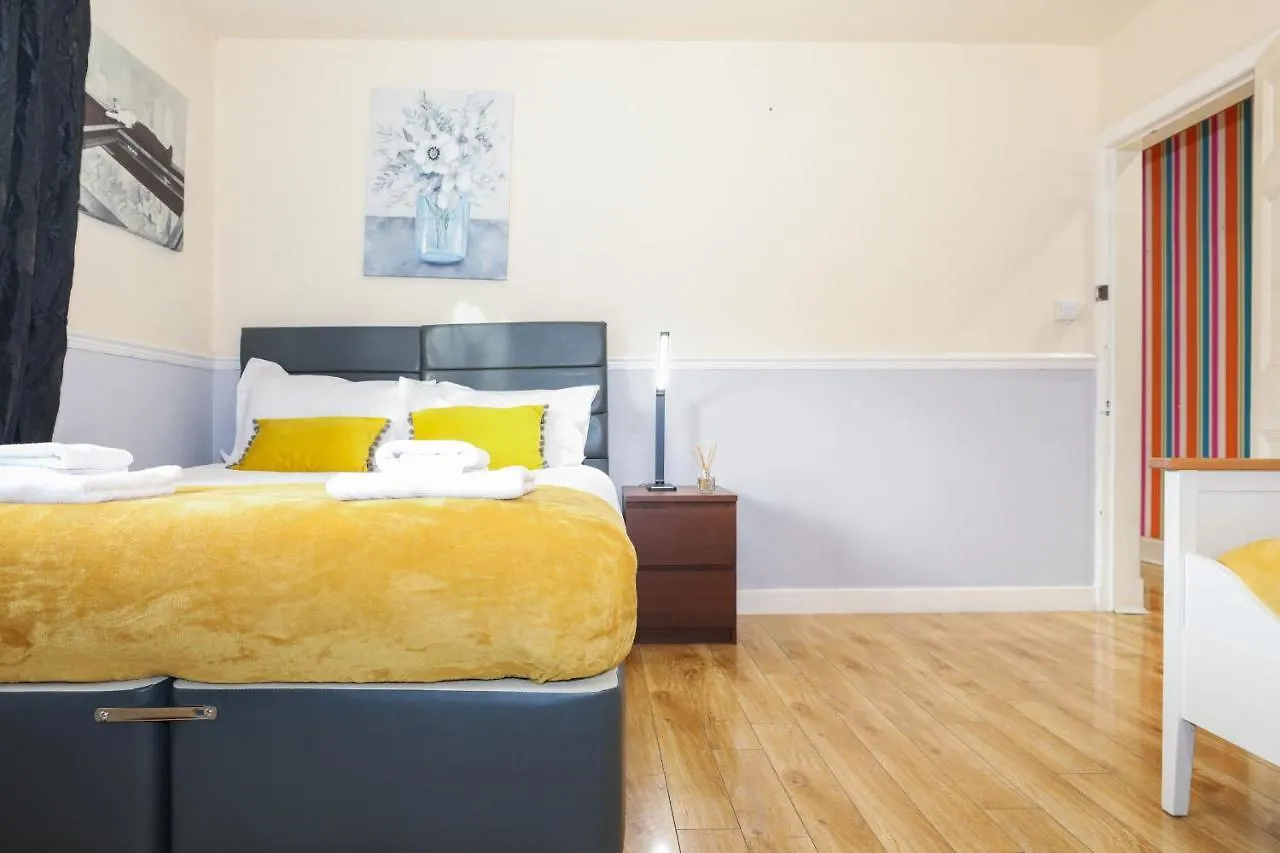 Beautiful 4 Bedroom Cottage - Free Parking Edinburgh