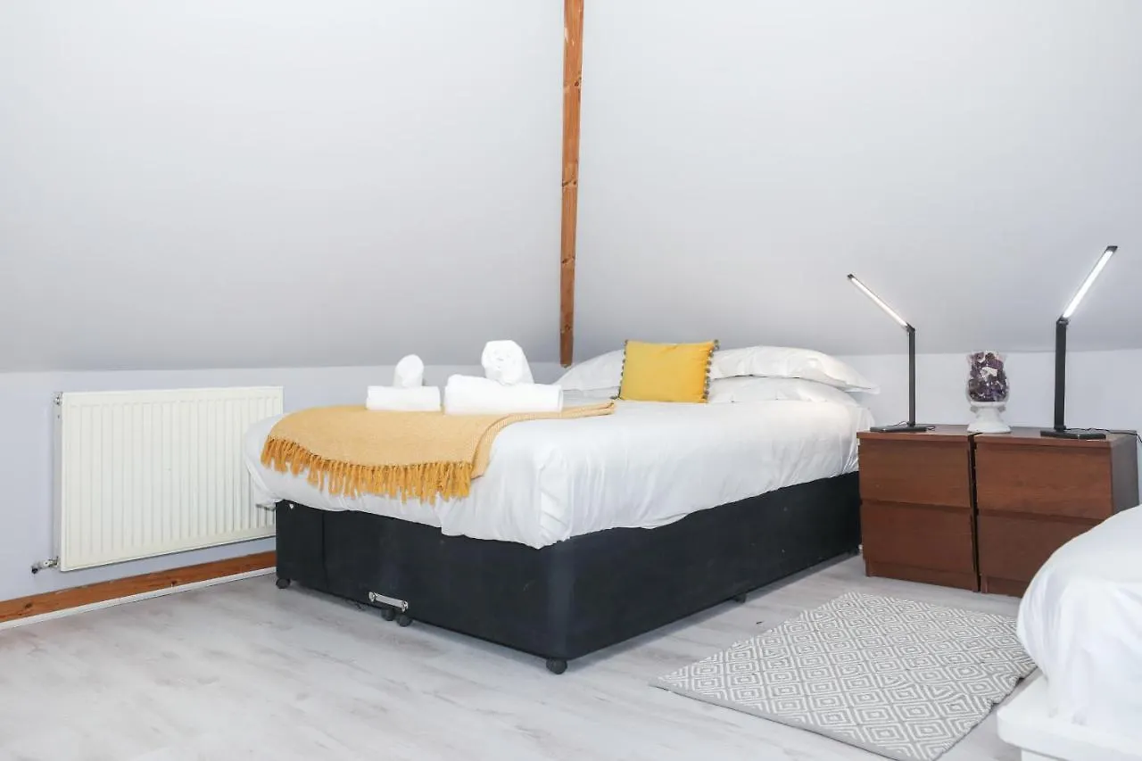 Beautiful 4 Bedroom Cottage - Free Parking Edinburgh 0*,
