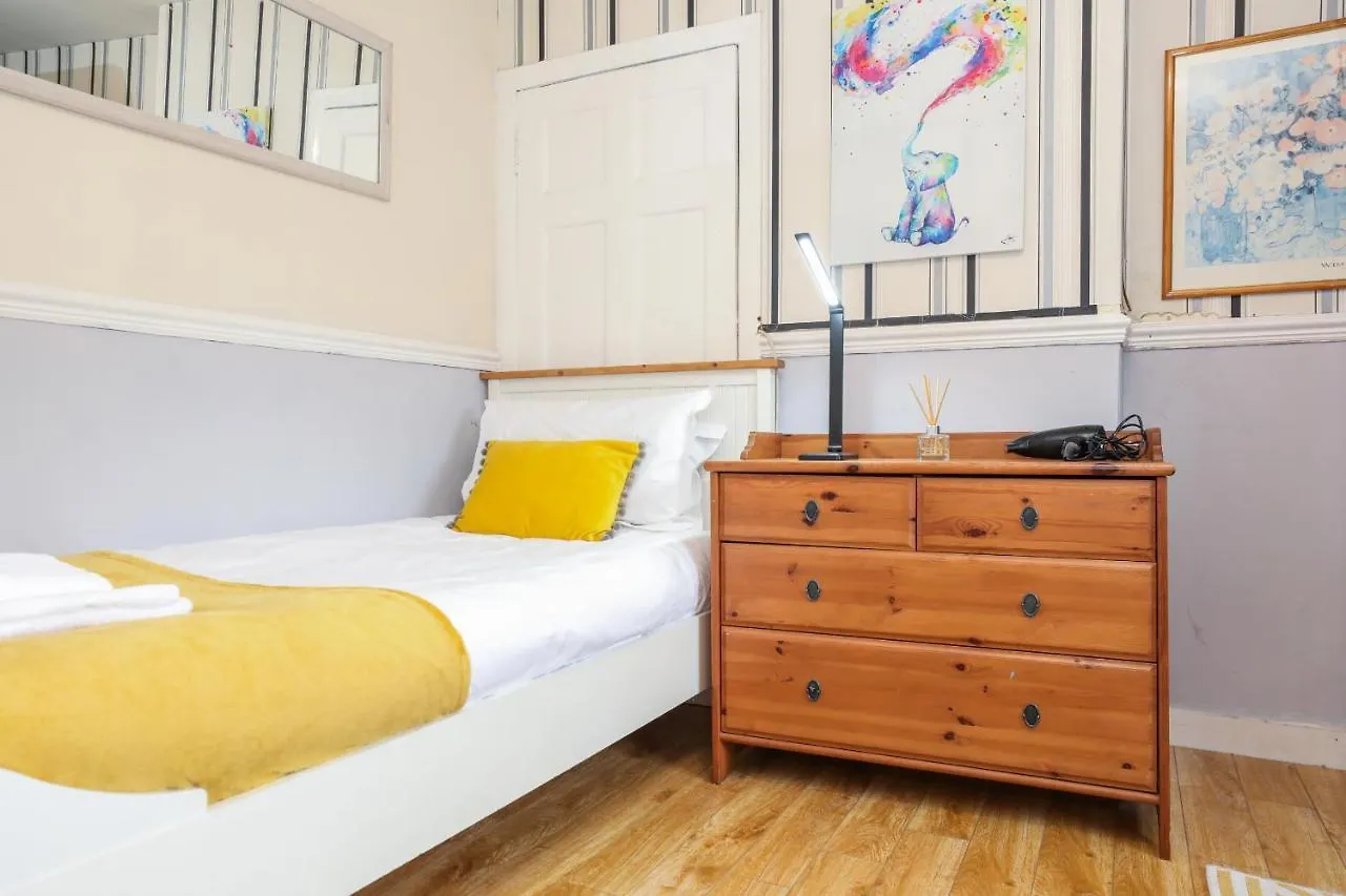 Beautiful 4 Bedroom Cottage - Free Parking Edinburgh