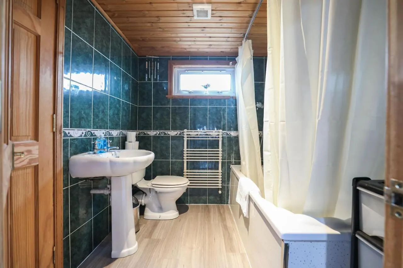 Beautiful 4 Bedroom Cottage - Free Parking Edinburgh