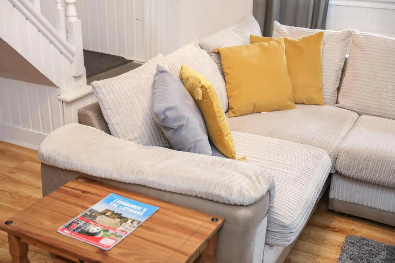 Beautiful 4 Bedroom Cottage - Free Parking Edinburgh